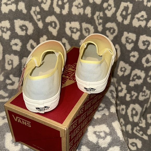 Vans Slip-On Sf Ombre Sunrise π
Multi/Marshmallow New π New π & Neve Used π₯° - Picture 6 of 17